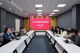 活动回顾｜疯av
举办2025年生涯启航月系列活动之「创新创业经验分享会」